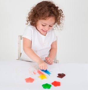 צבעי ילדים המיוצרים על ידי עמותת אנוש נמכרים בסניפי רשת 